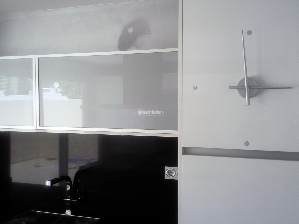 Cocina abierta y tirador de Gola