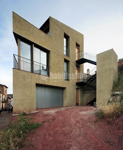 Edificio plurifamiliar de dos viviendas y legalización de garaje  preexistente en la planta baja en el Molar
