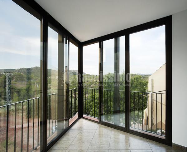 Edificio plurifamiliar de dos viviendas y legalización de garaje  preexistente en la planta baja en el Molar