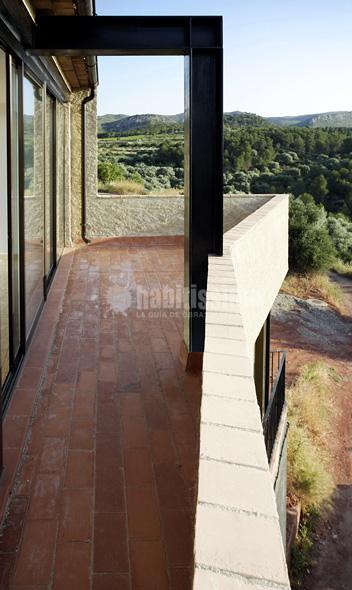 Edificio plurifamiliar de dos viviendas y legalización de garaje  preexistente en la planta baja en el Molar