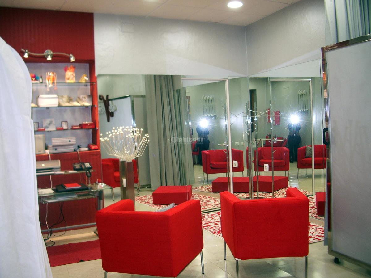 Adaptación local para tienda de trajes de novias y ceremonia