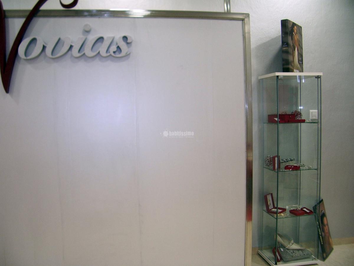 Adaptación local para tienda de trajes de novias y ceremonia