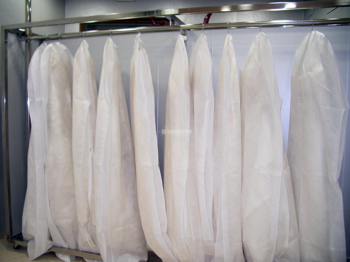 Adaptación local para tienda de trajes de novias y ceremonia