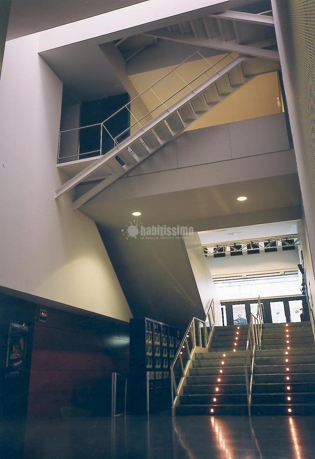 Edificio para 9 salas de cine y aparcamiento. Bosque Multicines