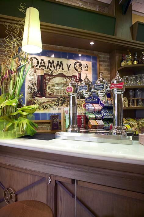 Rehabilitación integral de bar-restaurante Mesón Jamón