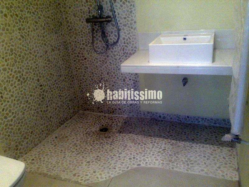 Reforma de baño pequeño con plato de ducha de obra