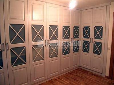 Armario a medida lacado en blanco con pantografia