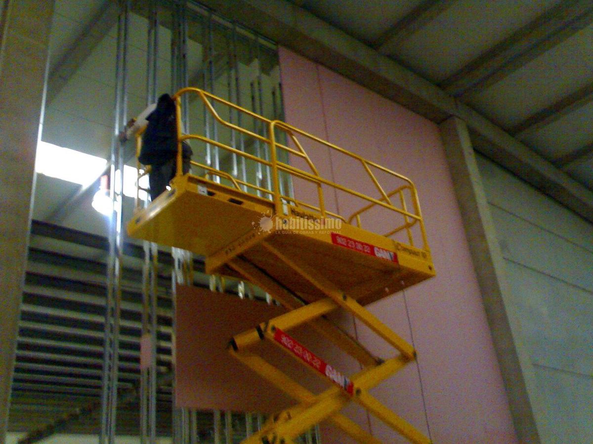 Exposición, talleres y oficinas en polígono la Negrilla (Sevilla)