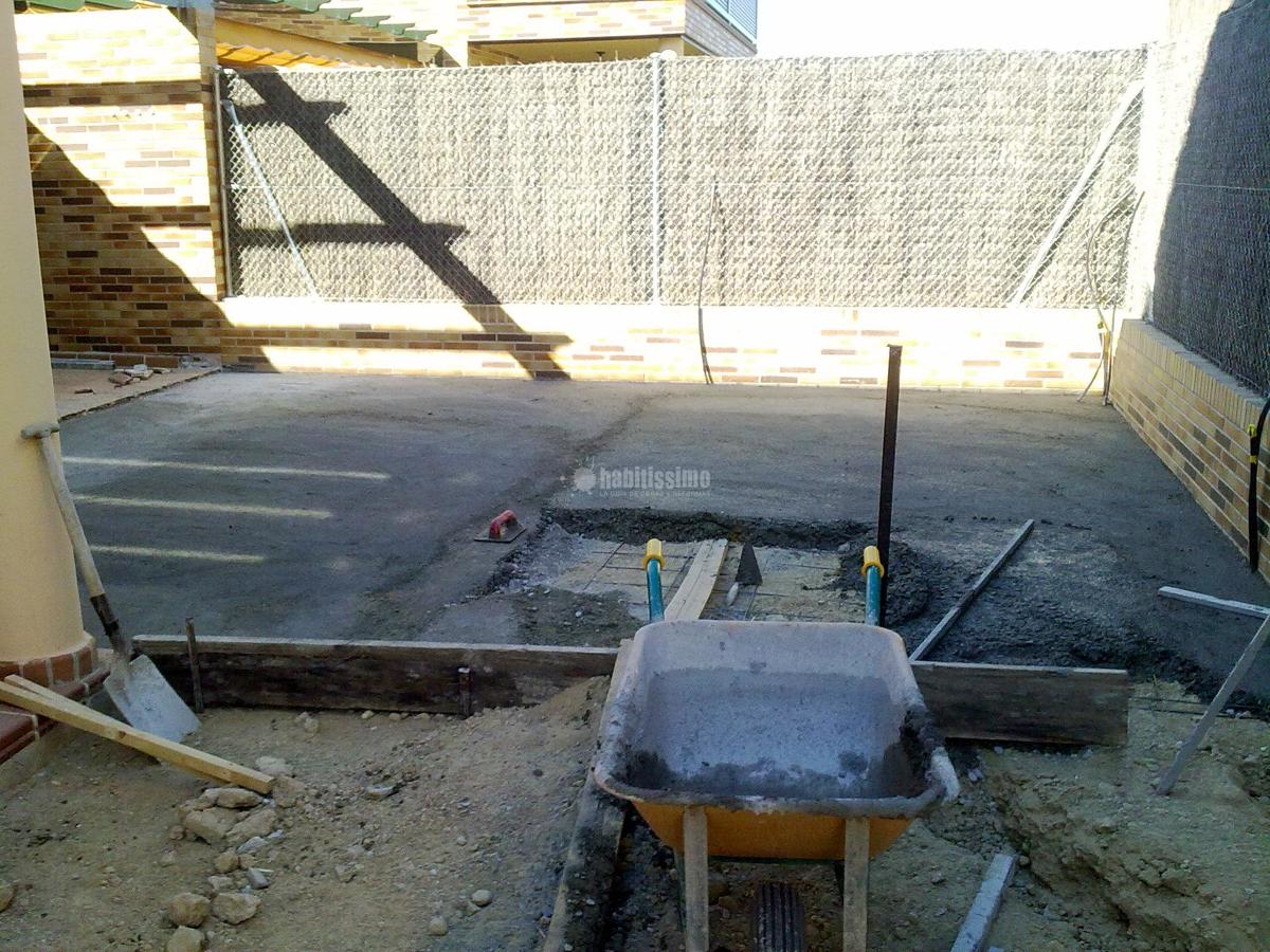 Solado Patio Interior y Realización De Jardineras