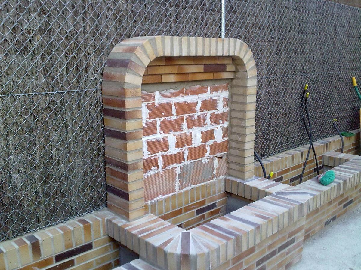 Solado Patio Interior y Realización De Jardineras