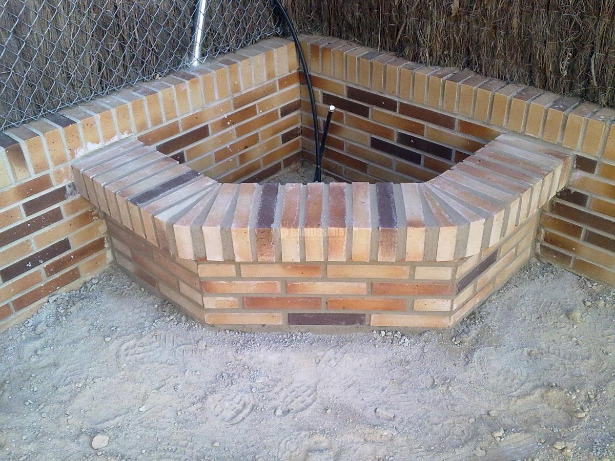 Solado Patio Interior y Realización De Jardineras