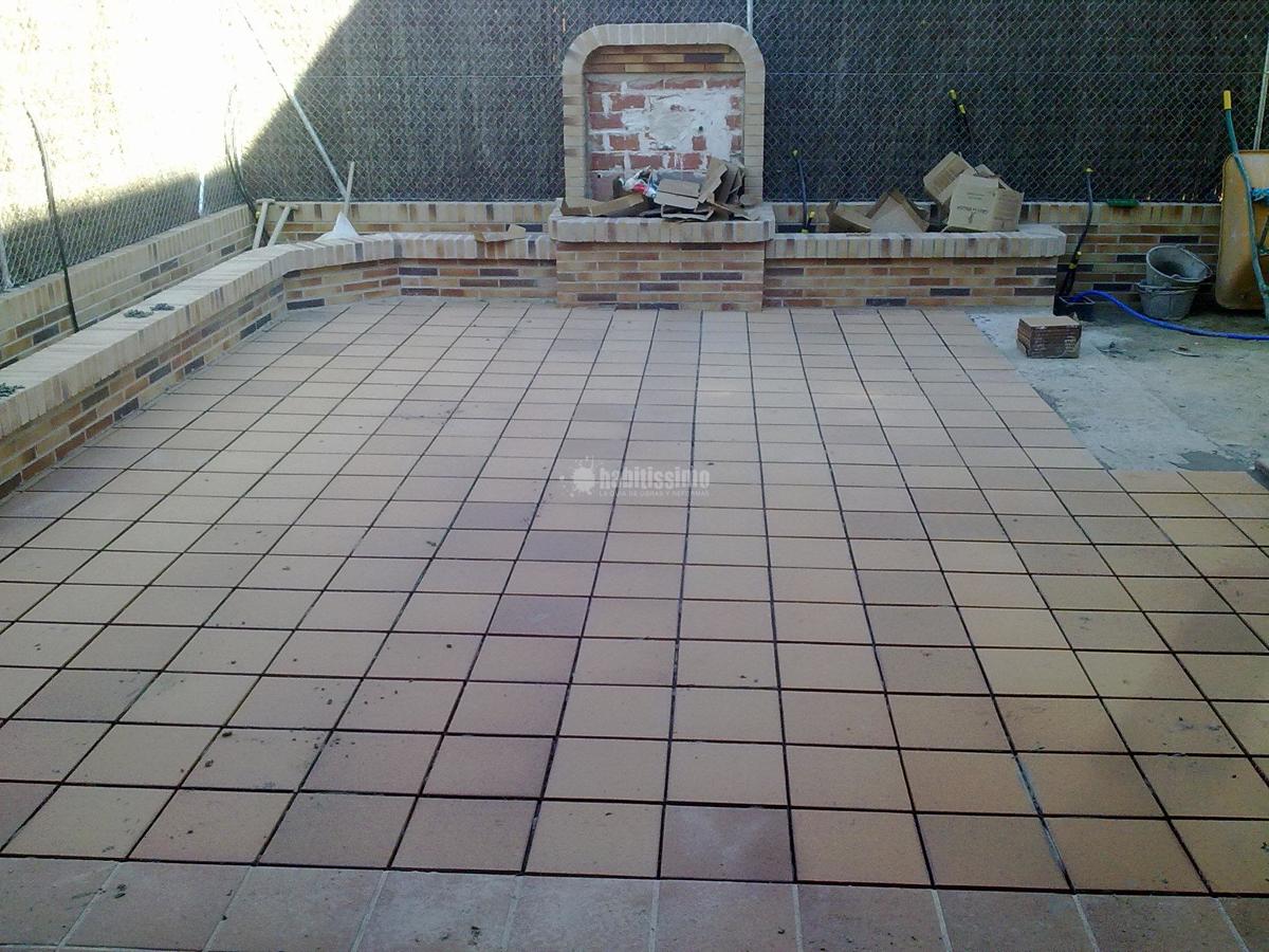 Solado Patio Interior y Realización De Jardineras