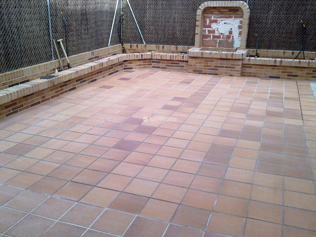 Solado Patio Interior y Realización De Jardineras