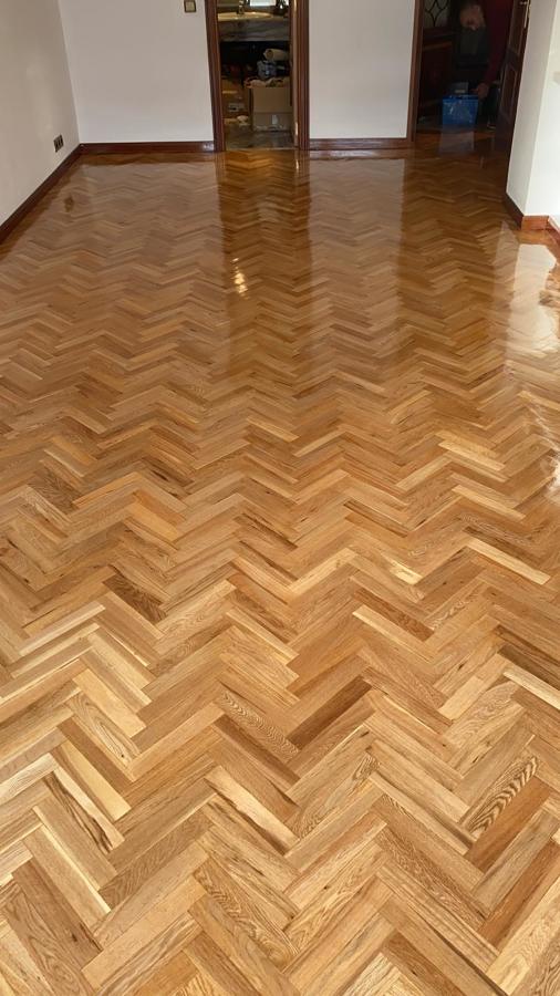 A acuchillado y barnizado con barniz poliuretano brillo