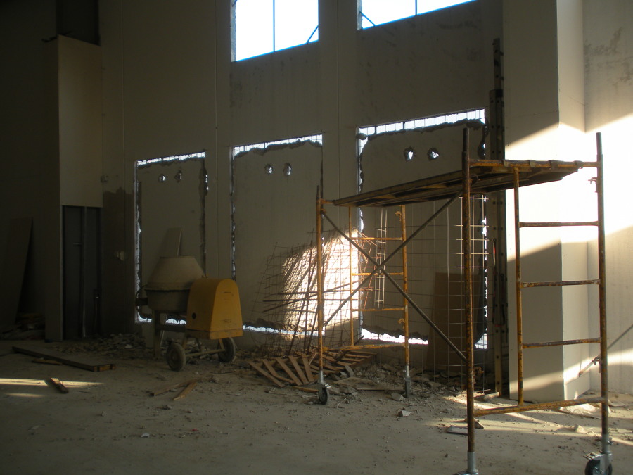 Abriendo huecos de ventanales en muros de hormigón