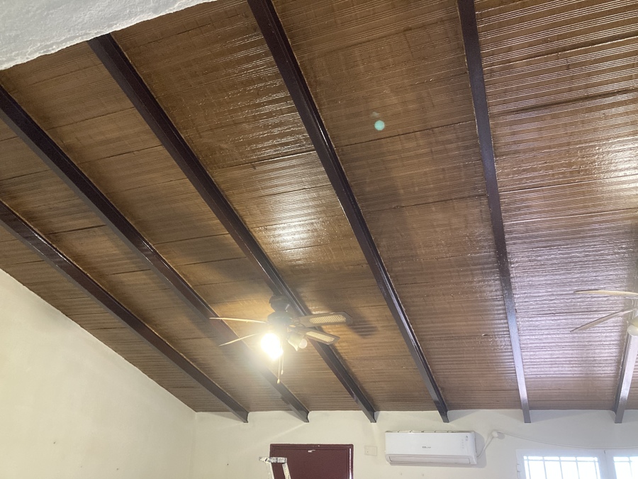 Acabado con vigas en color marrón tabaco