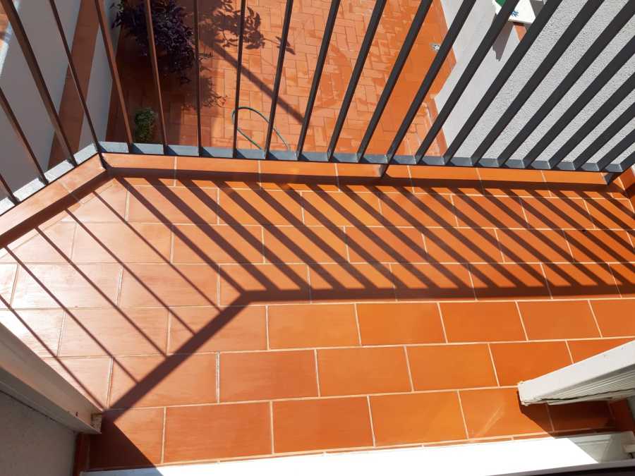 Acabado de balcones, con baldosa tradicional