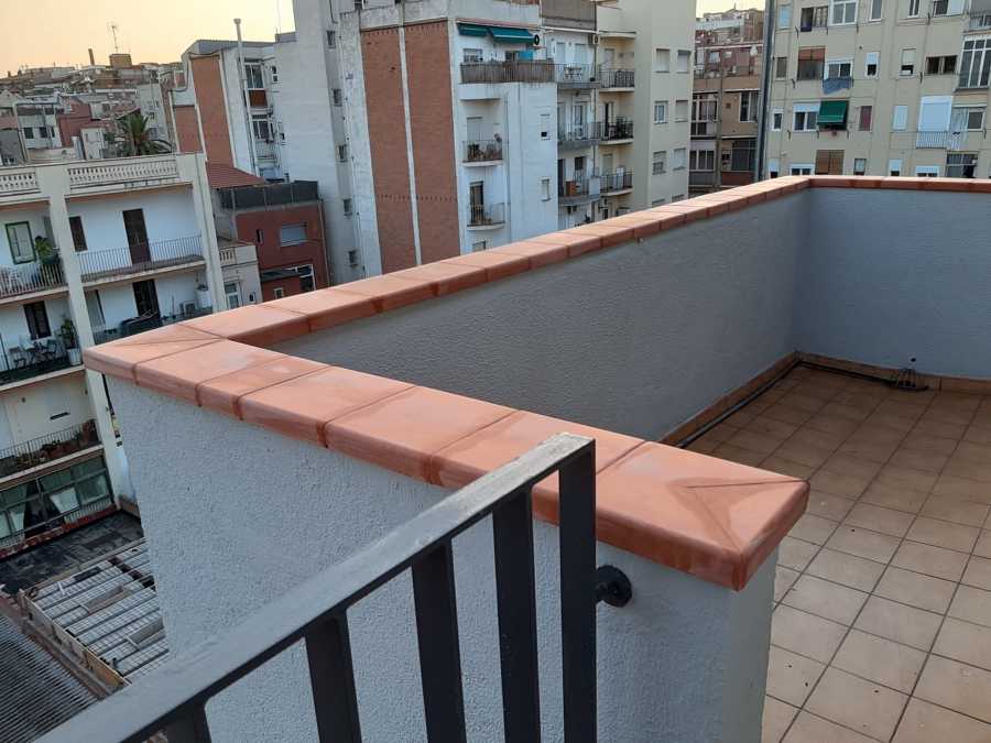 Acabado del coronamiento del edificio con cerámica