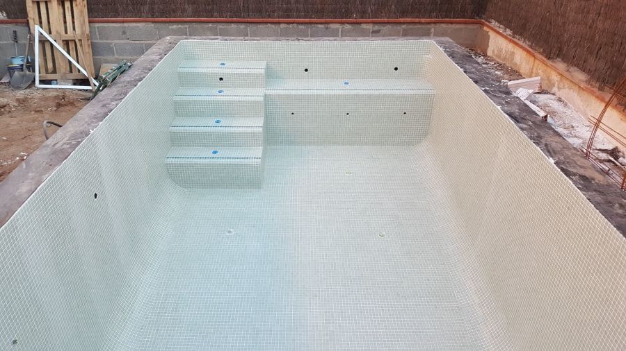 Acabado el alicatado piscina