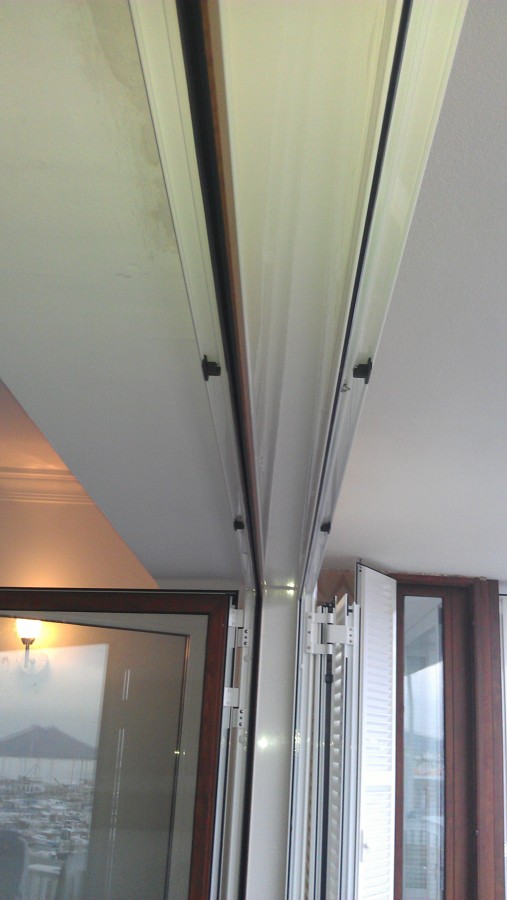 acabado entre persiana y puerta