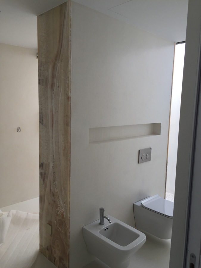 Acabado microcemento/marmol baño dormitorio principal