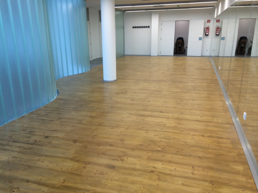 acabado tarima de pino tintada en roble