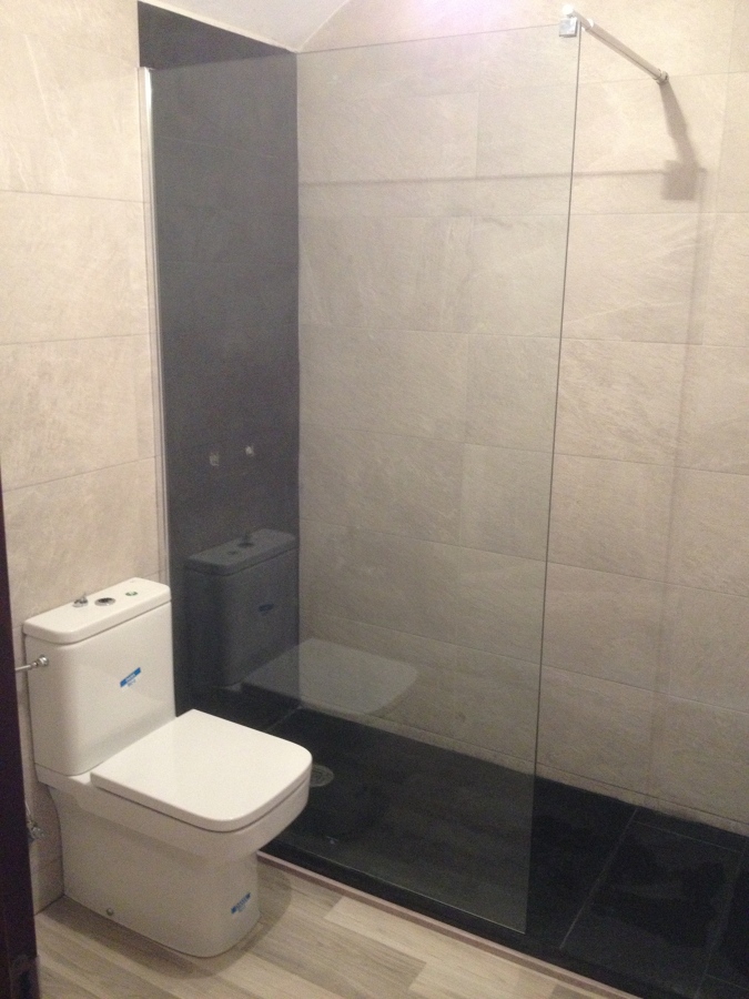 Acabados alicatados y mampara.