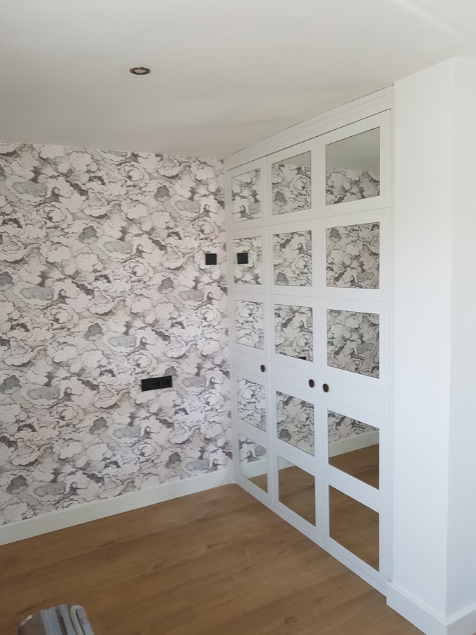 Acabados con papel pintado y pintura plástica sobre nuevo alisado de paredes y techos