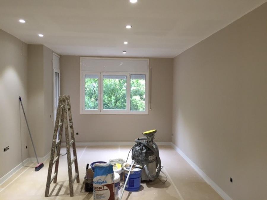 Acabados de pintura durante la obra