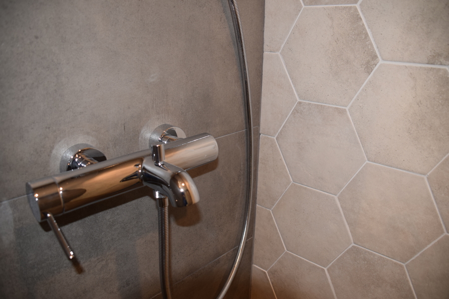 Acabados singulares en los revestimientos del baño principal.