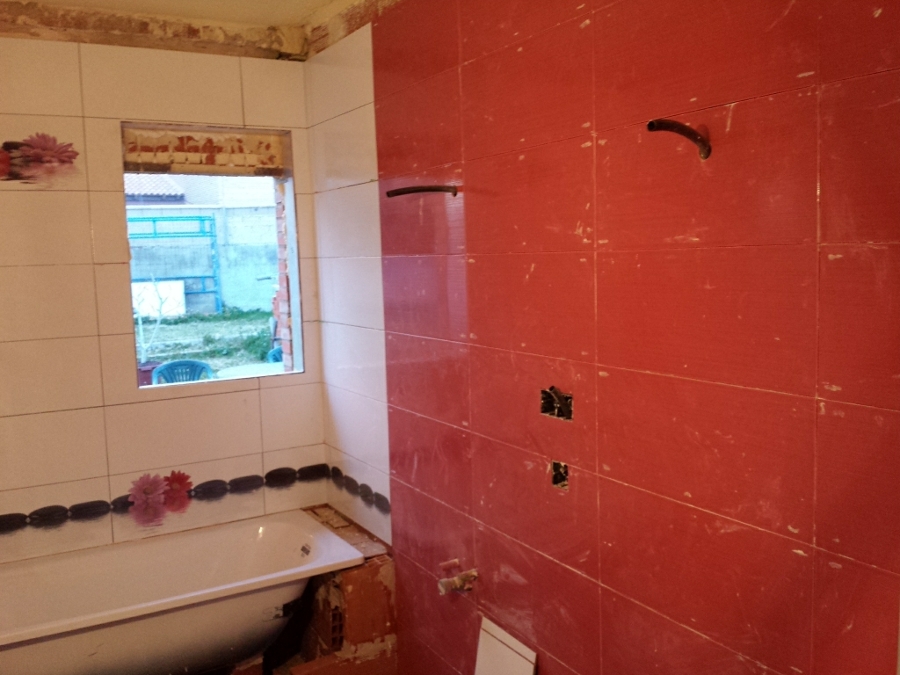 acabando de alicatar el baño