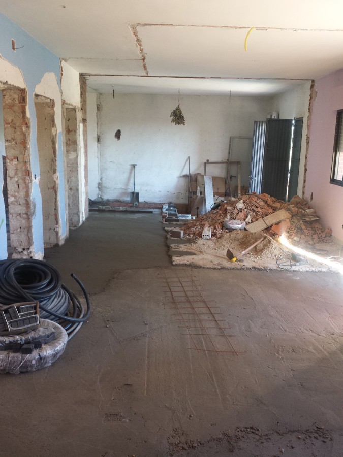 acabando de echar hormigon