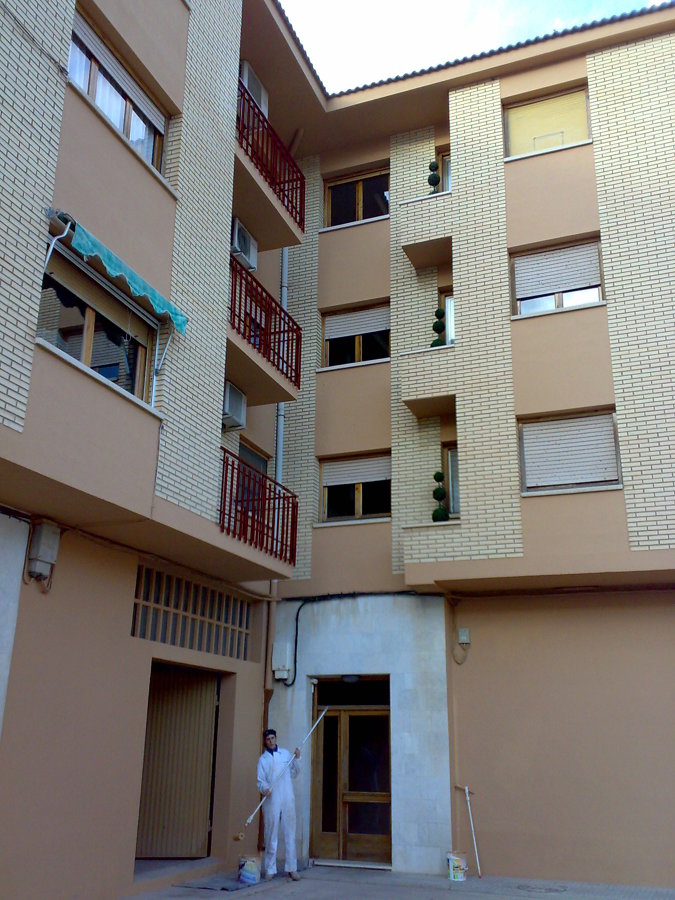 ACABANDO LA FACHADA DEL PISO