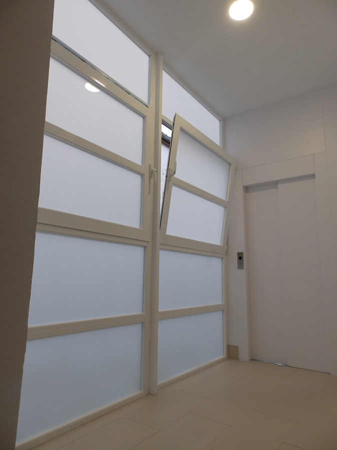 Accesibilidad portal, ascensor por patio interior.