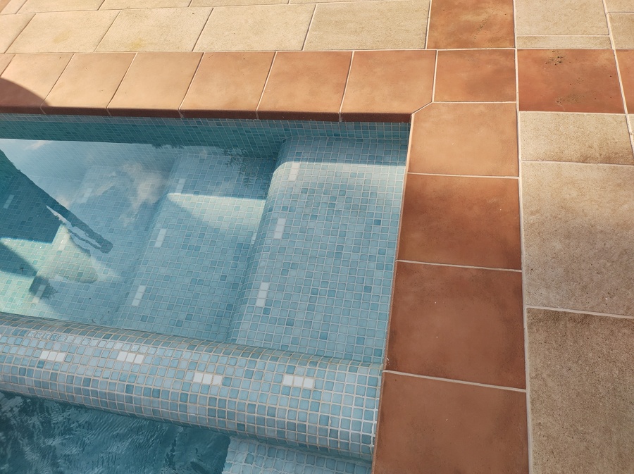 Acceso a la piscina. Peldaños señalizados.