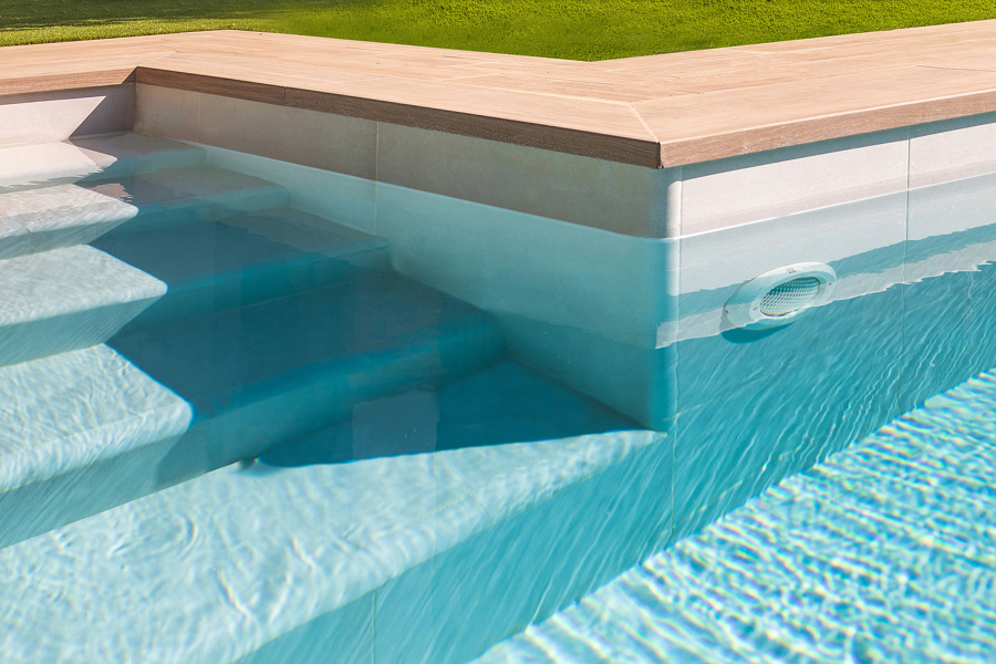 Acceso a la piscina por escalera integrada