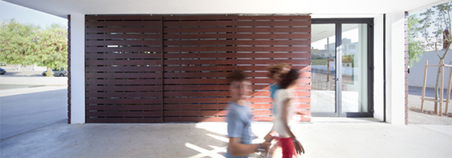 Acceso a una de las salas.