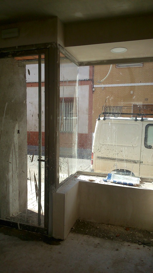 Acceso desde calle y escaparate de uno de los locales