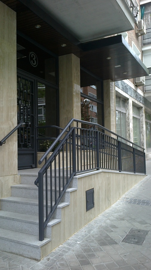 Acceso escalera y rampa exterior