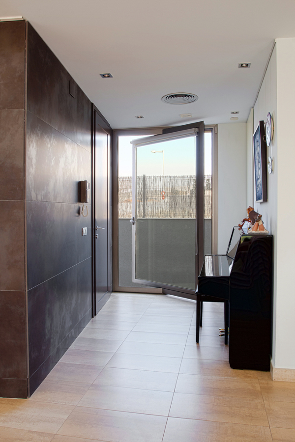 Acceso exterior puerta pivotante