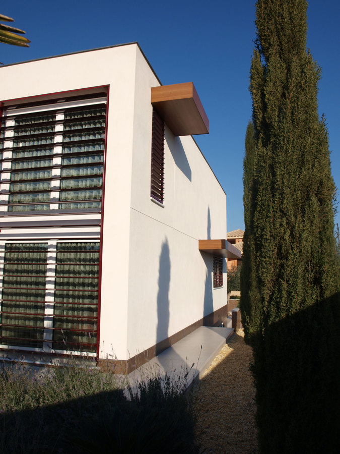 Acceso lateral hacia el jardín