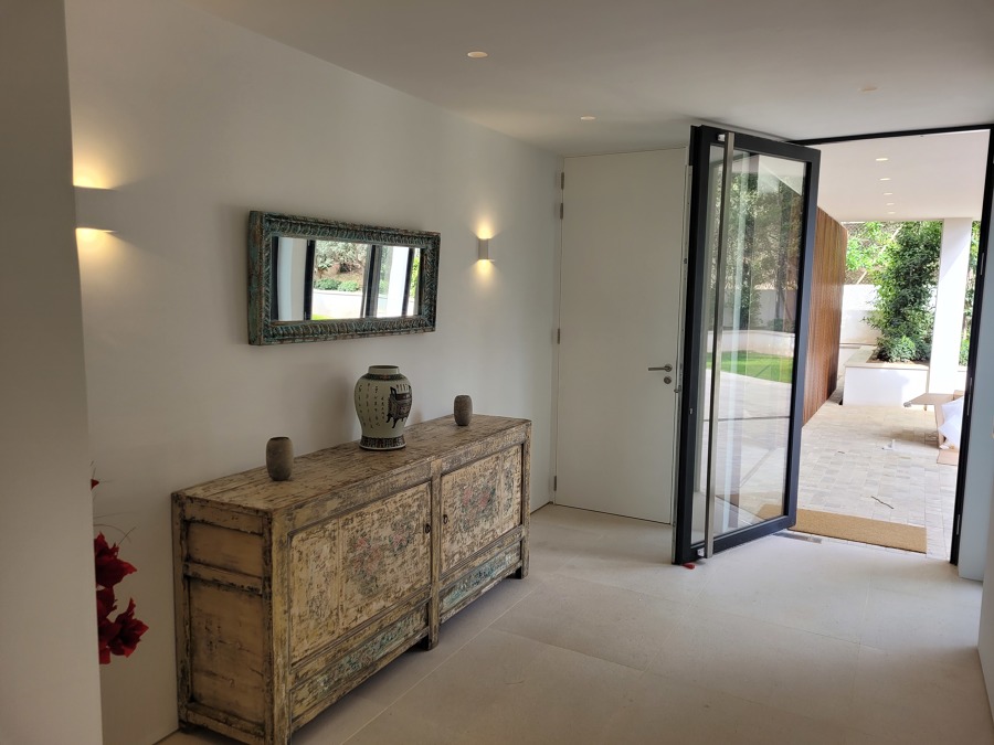 ACCESO MODERNO CON TOQUES CLASICOS