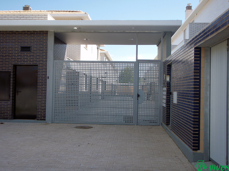 Acceso para vehículos y peatonal a la calle privada de la promoción de unifamiliares