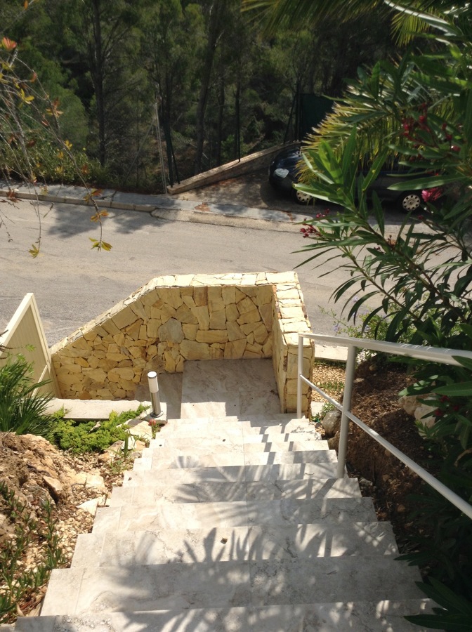 Acceso peatonal dese la calle principal