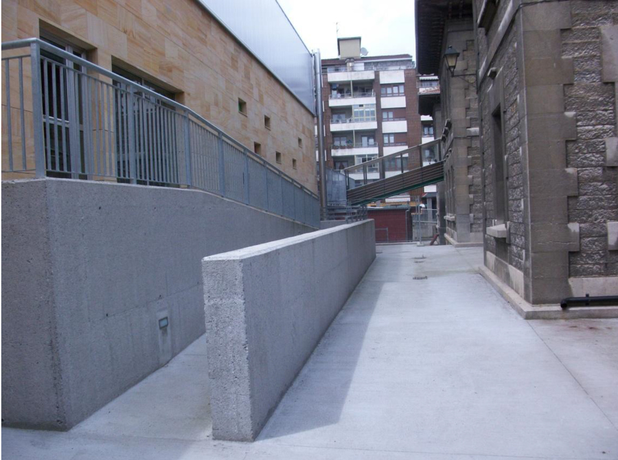 Acceso trasero desde el antiguo edificio del colegio 1