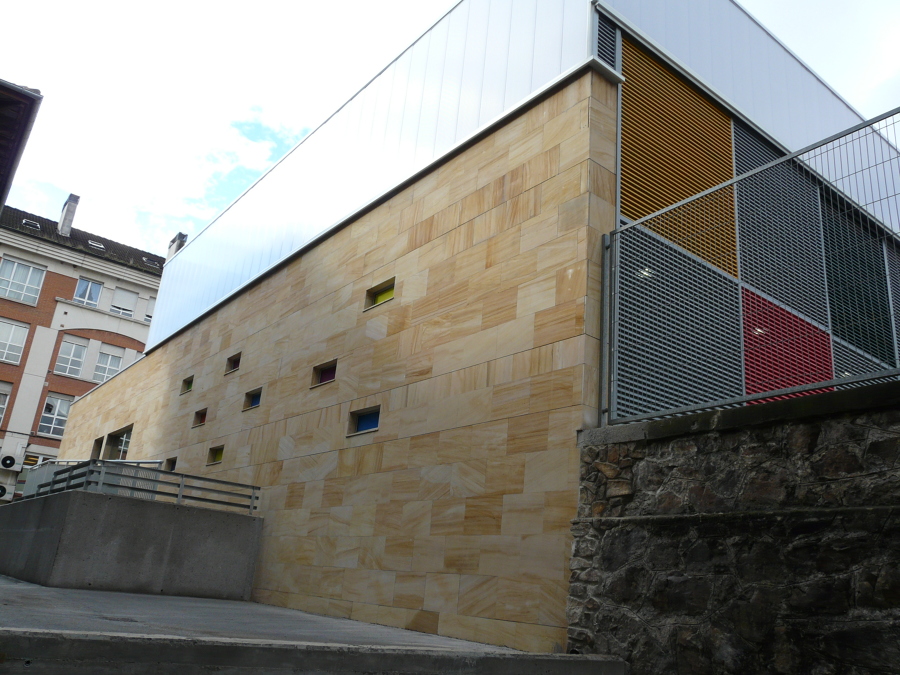 Acceso trasero desde el antiguo edificio del colegio 2