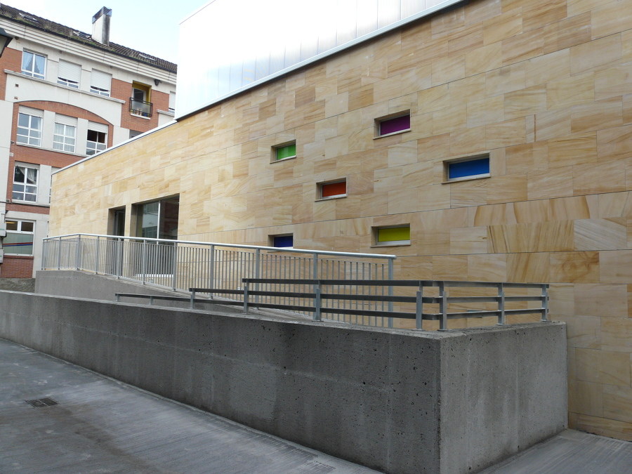 Acceso trasero desde el antiguo edificio del colegio 3