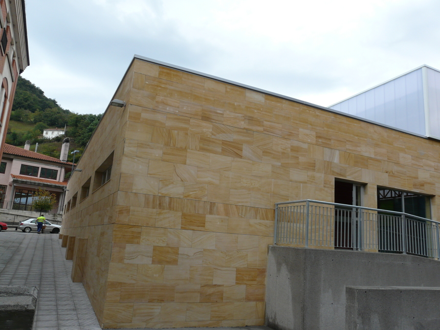 Acceso trasero desde el antiguo edificio del colegio 4
