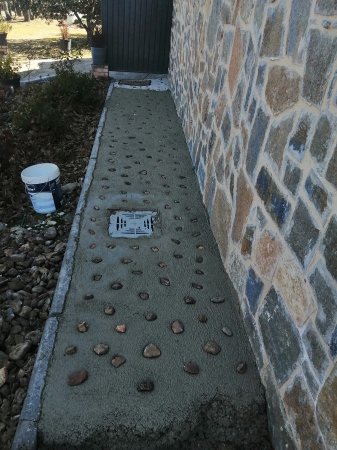 Acera con piedras naturales