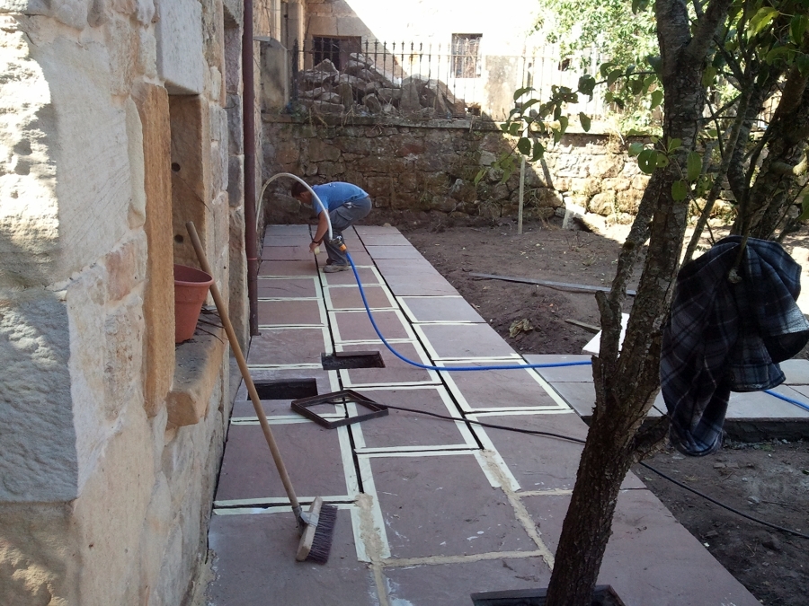 Acera exterior en losa de piedra